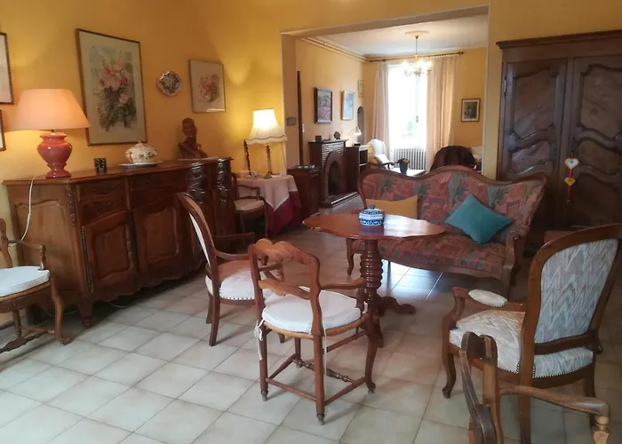 Authentique Maison Du 17E Siecle Dans Propriete Viticole, Idealement Situee