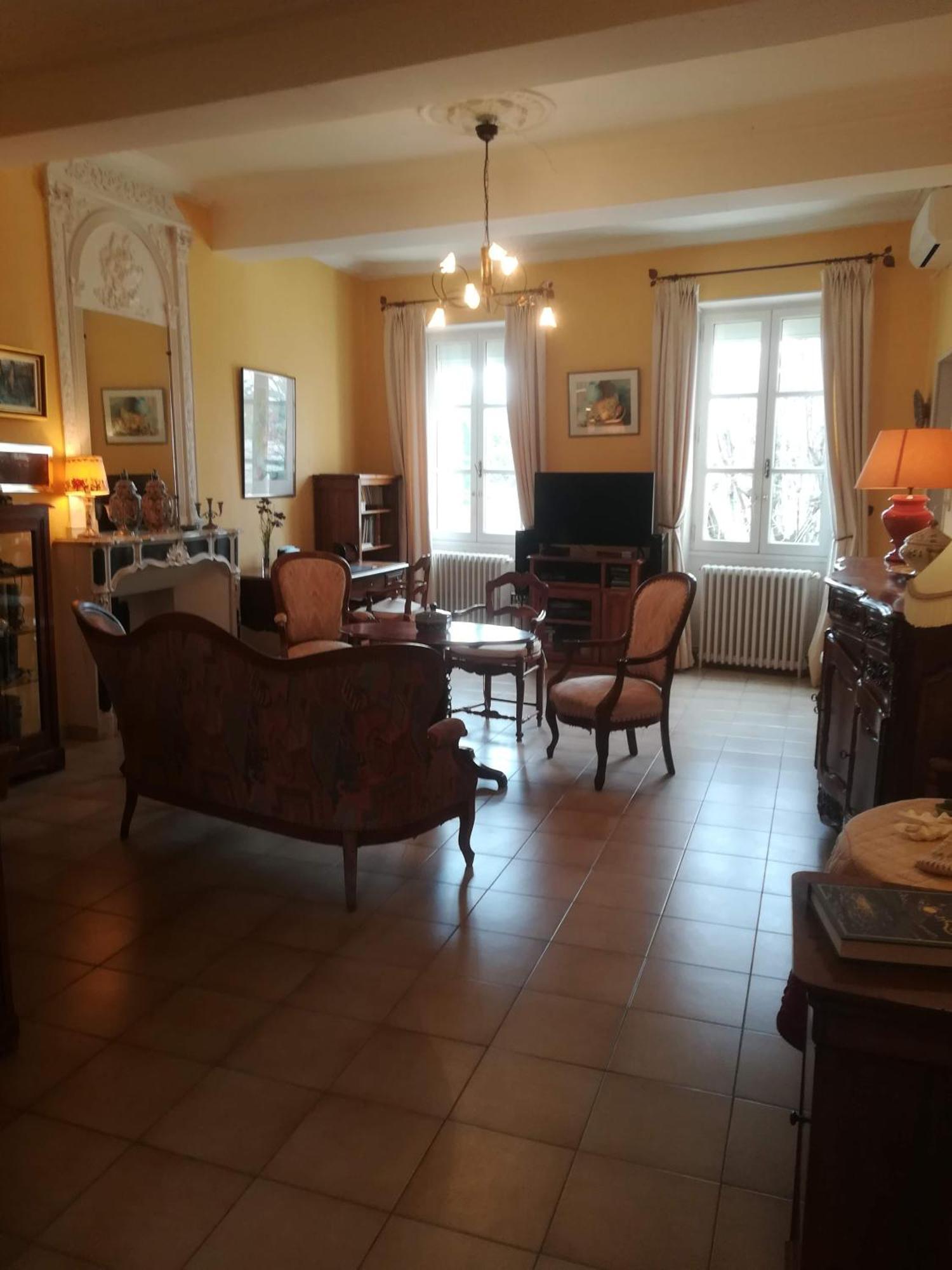 Authentique Maison Du 17e Siecle Dans Propriete Viticole, Idealement Situee