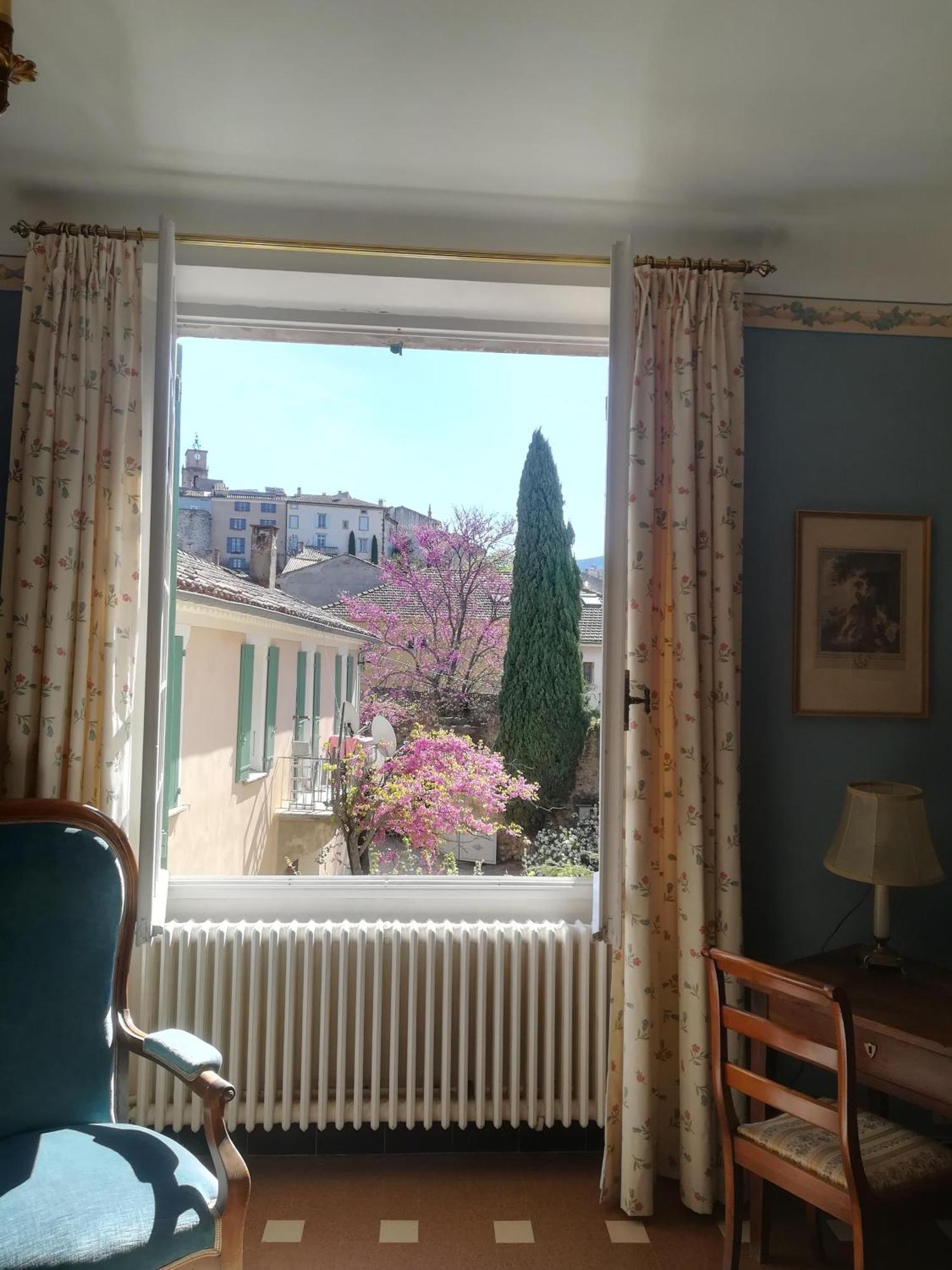 Authentique Maison Du 17e Siecle Dans Propriete Viticole, Idealement Situee Sablet