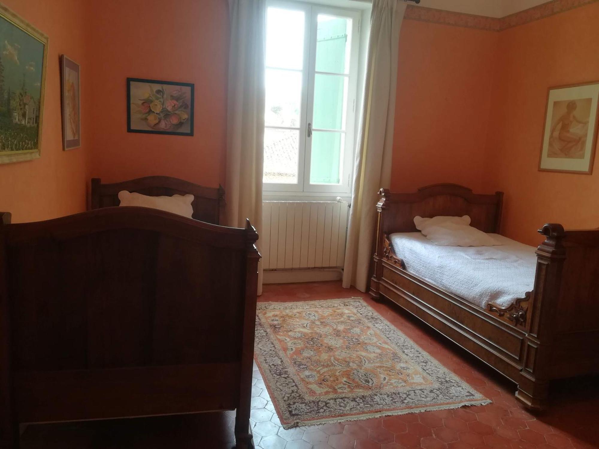 Authentique Maison Du 17e Siecle Dans Propriete Viticole, Idealement Situee