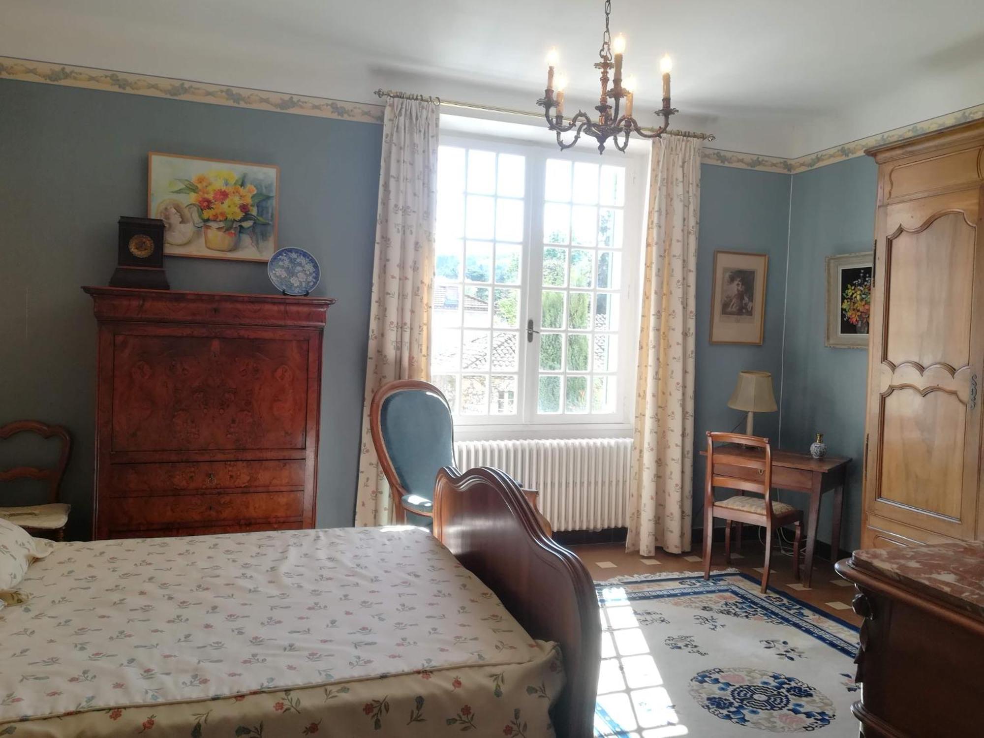 Authentique Maison Du 17e Siecle Dans Propriete Viticole, Idealement Situee